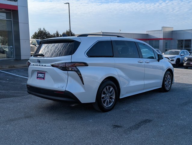 Used 2024 Toyota Sienna XLE image 4