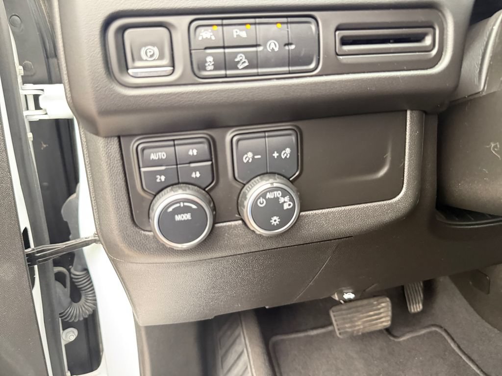Used 2023 Chevrolet Suburban Premier AWD/4WD image 18