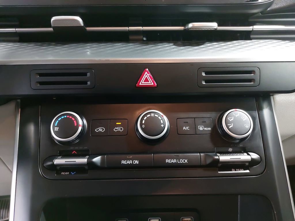 Used 2023 Kia Carnival LX image 20