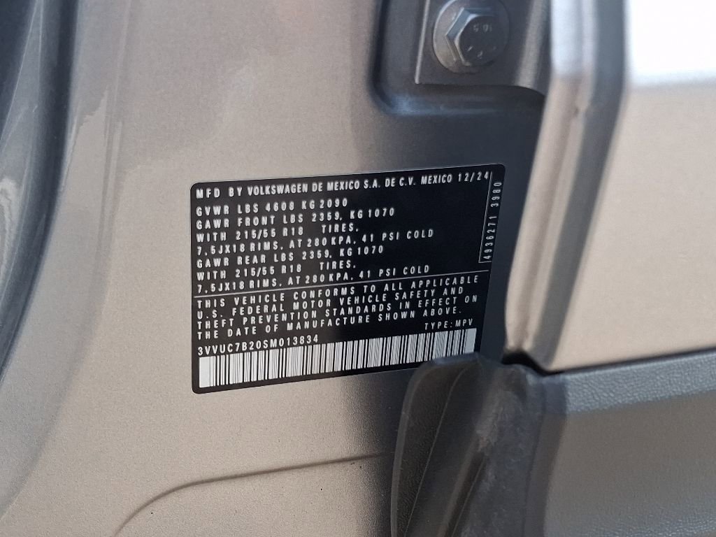 Used 2025 Volkswagen Taos SE AWD/4WD image 3