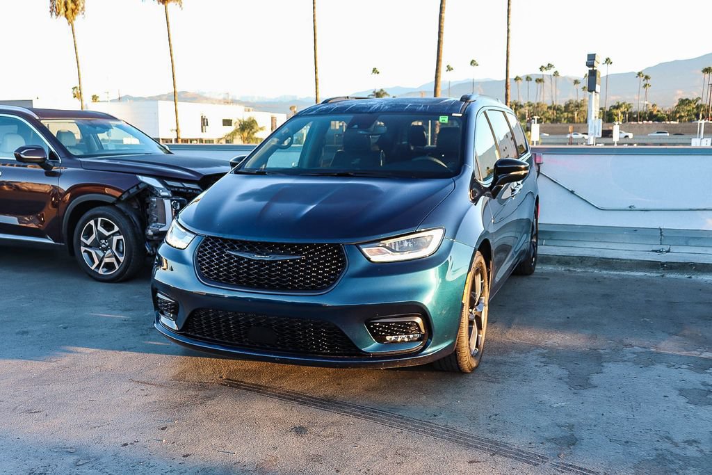 Used 2025 Chrysler Pacifica Limited FWD image 4