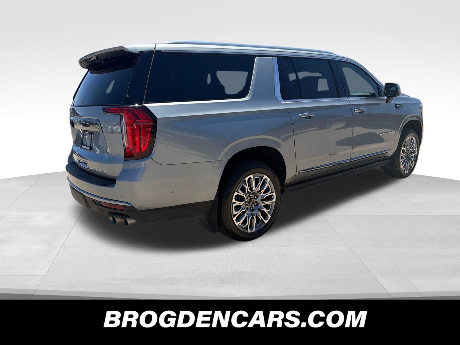 Used 2024 GMC Yukon XL Denali Ultimate AWD/4WD image 3