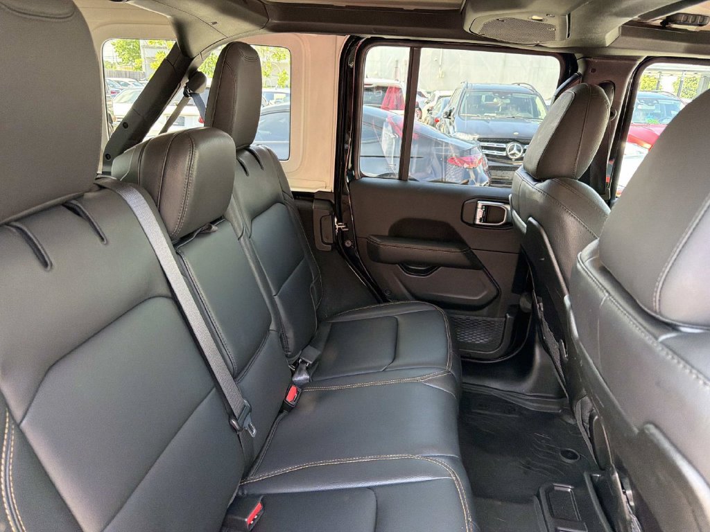 Used 2025 Jeep Wrangler Unlimited Sahara w/ Safety Group AWD/4WD image 9