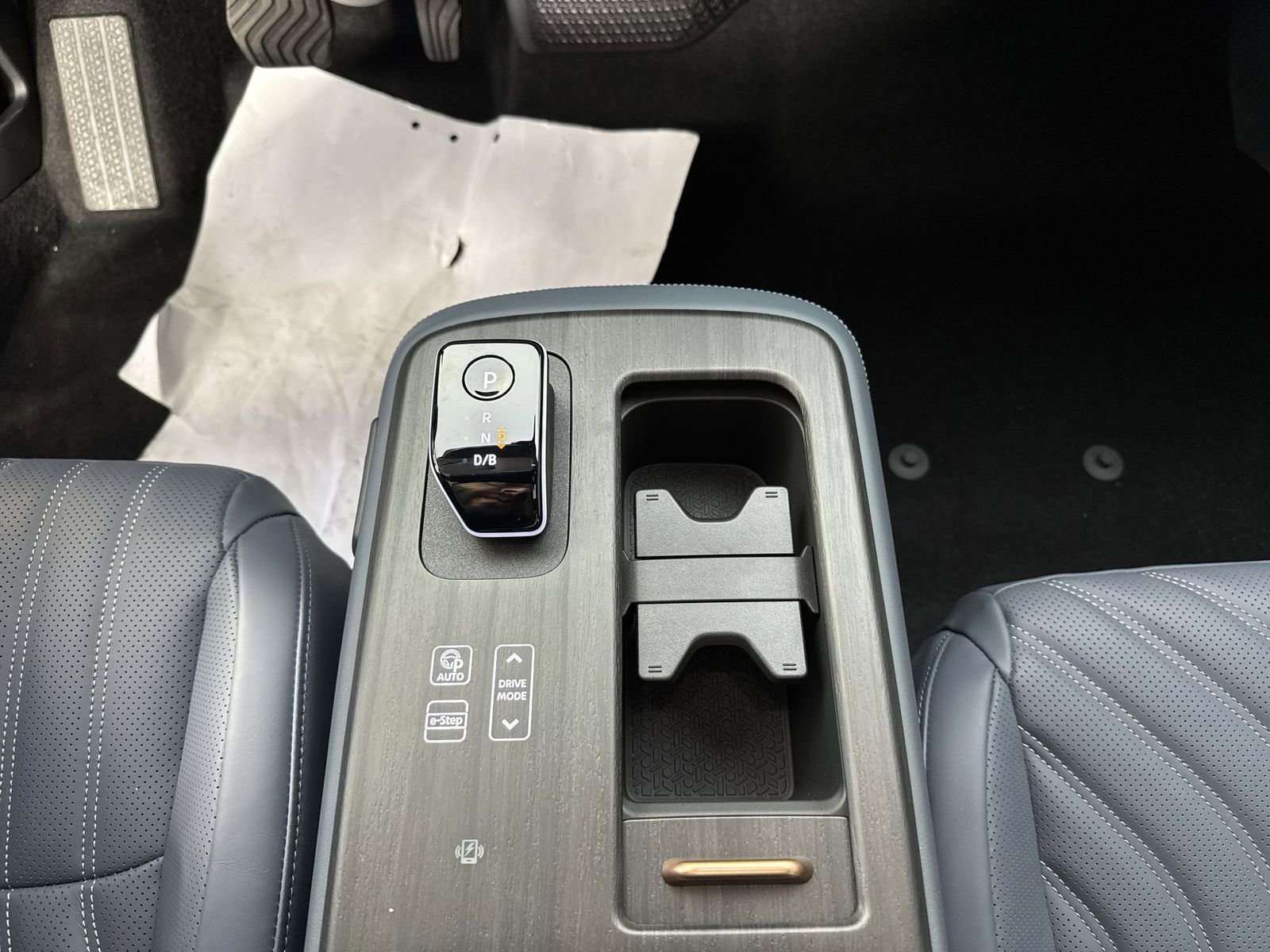 New 2025 Nissan Ariya Platinum image 18