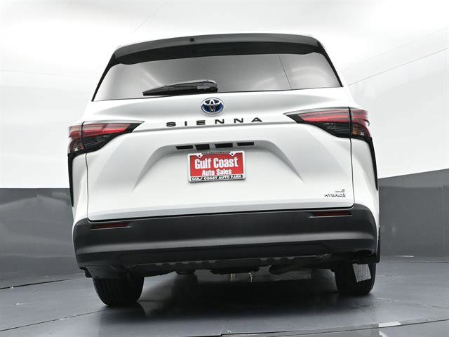 Certified 2022 Toyota Sienna LE FWD image 38
