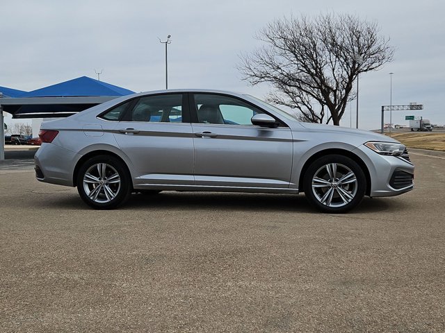 Used 2024 Volkswagen Jetta SE image 4