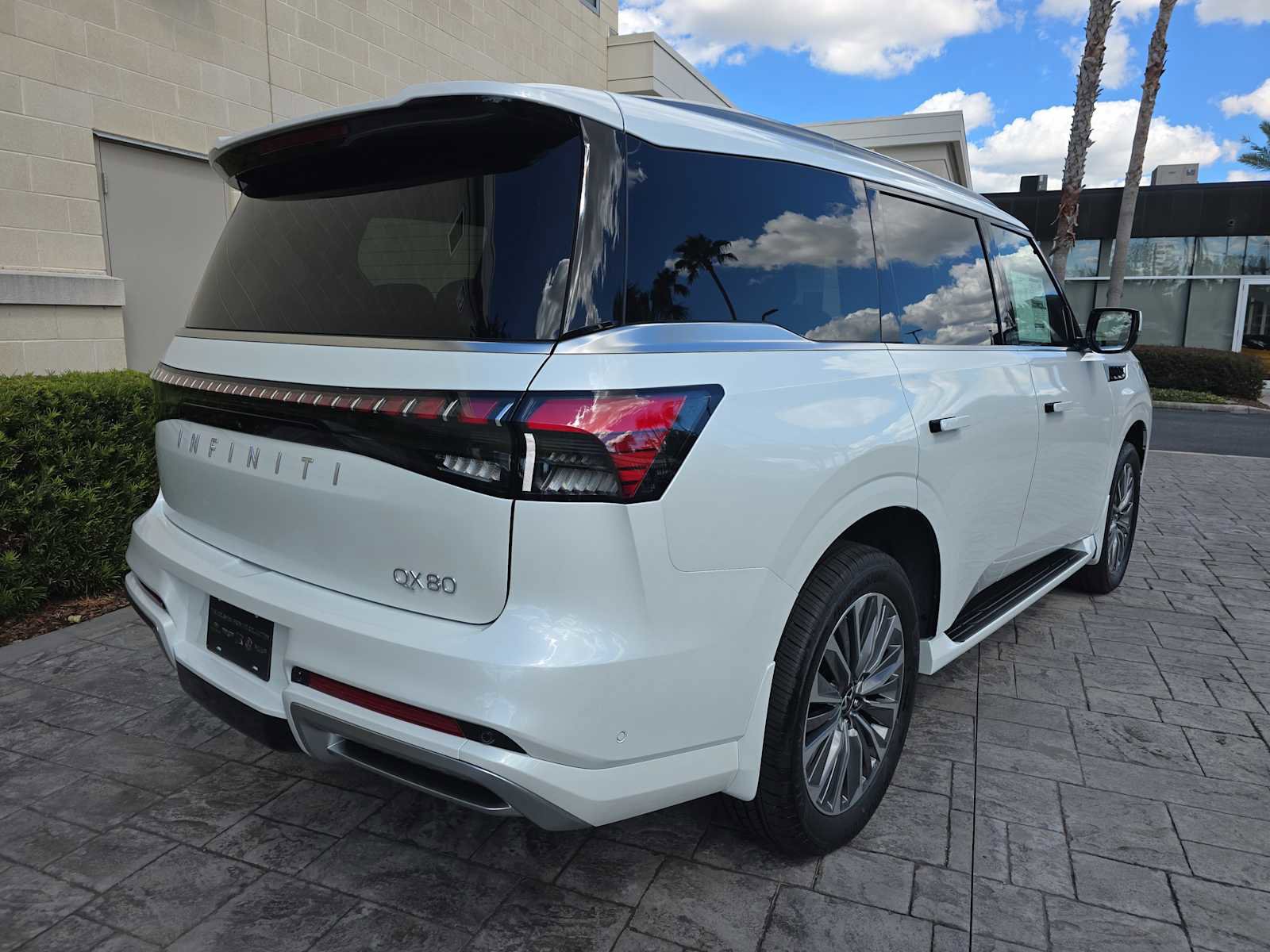 New 2026 INFINITI QX80 Luxe image 3