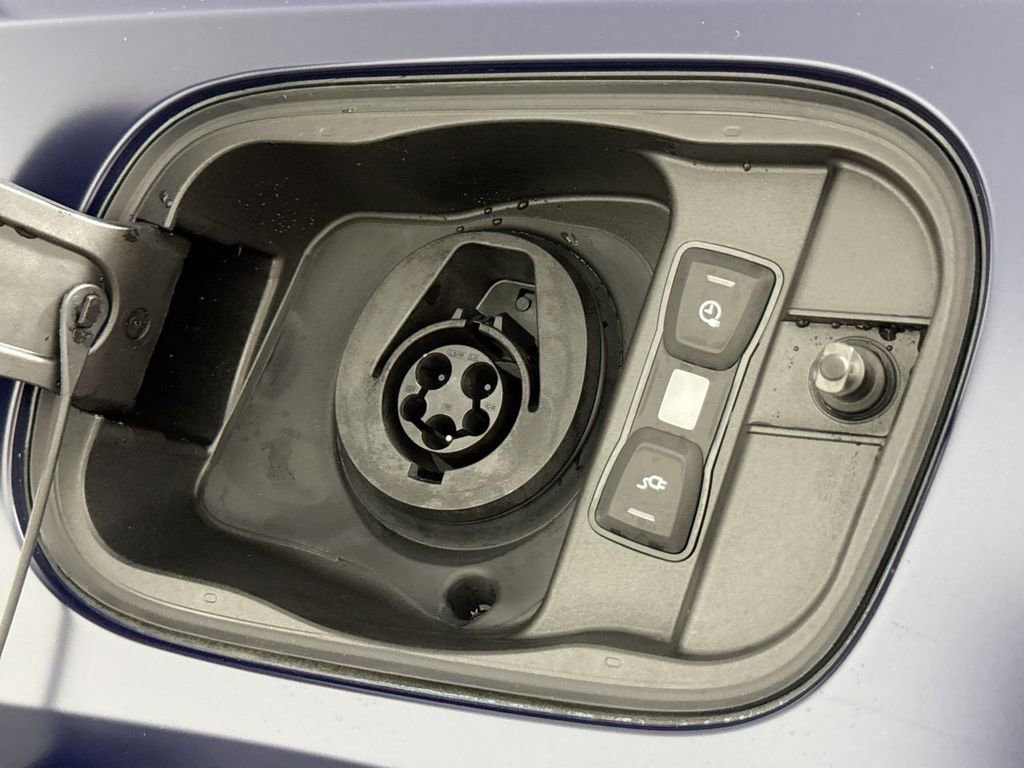 Used 2025 Lamborghini Urus SE image 98