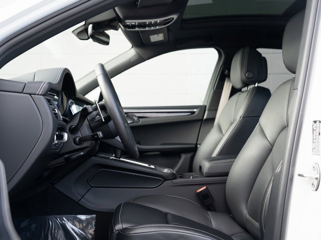 Certified 2025 Porsche Macan image 17