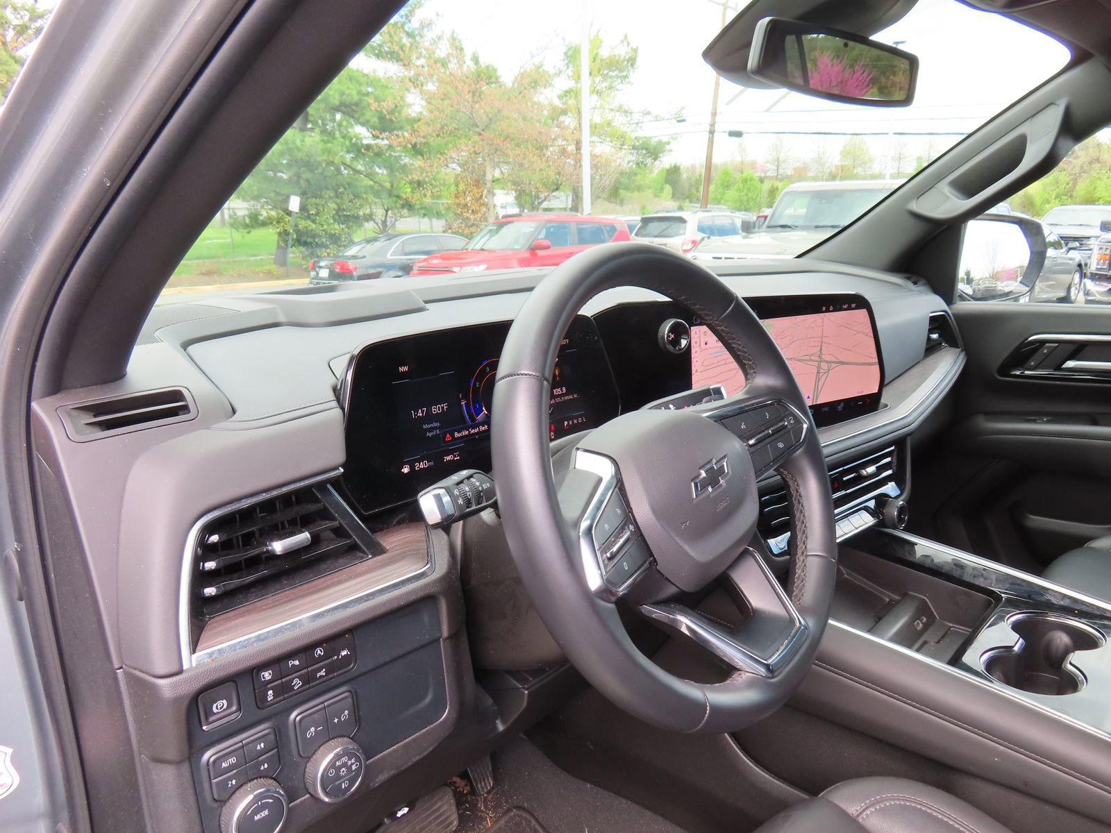 Used 2025 Chevrolet Suburban Z71 image 15