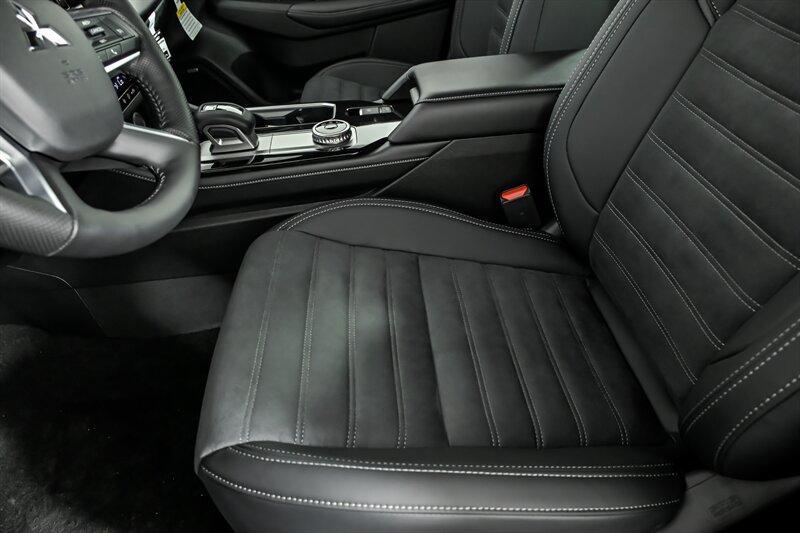 New 2026 Mitsubishi Outlander LE FWD image 14