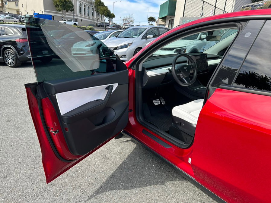 Used 2022 Tesla Model Y Performance image 9