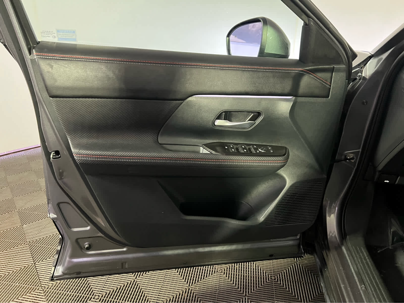 Certified 2025 Nissan Kicks SR FWD image 21