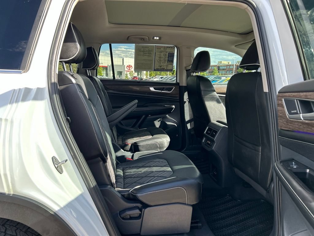 Used 2024 Volkswagen Atlas SEL Premium R-Line AWD/4WD image 16