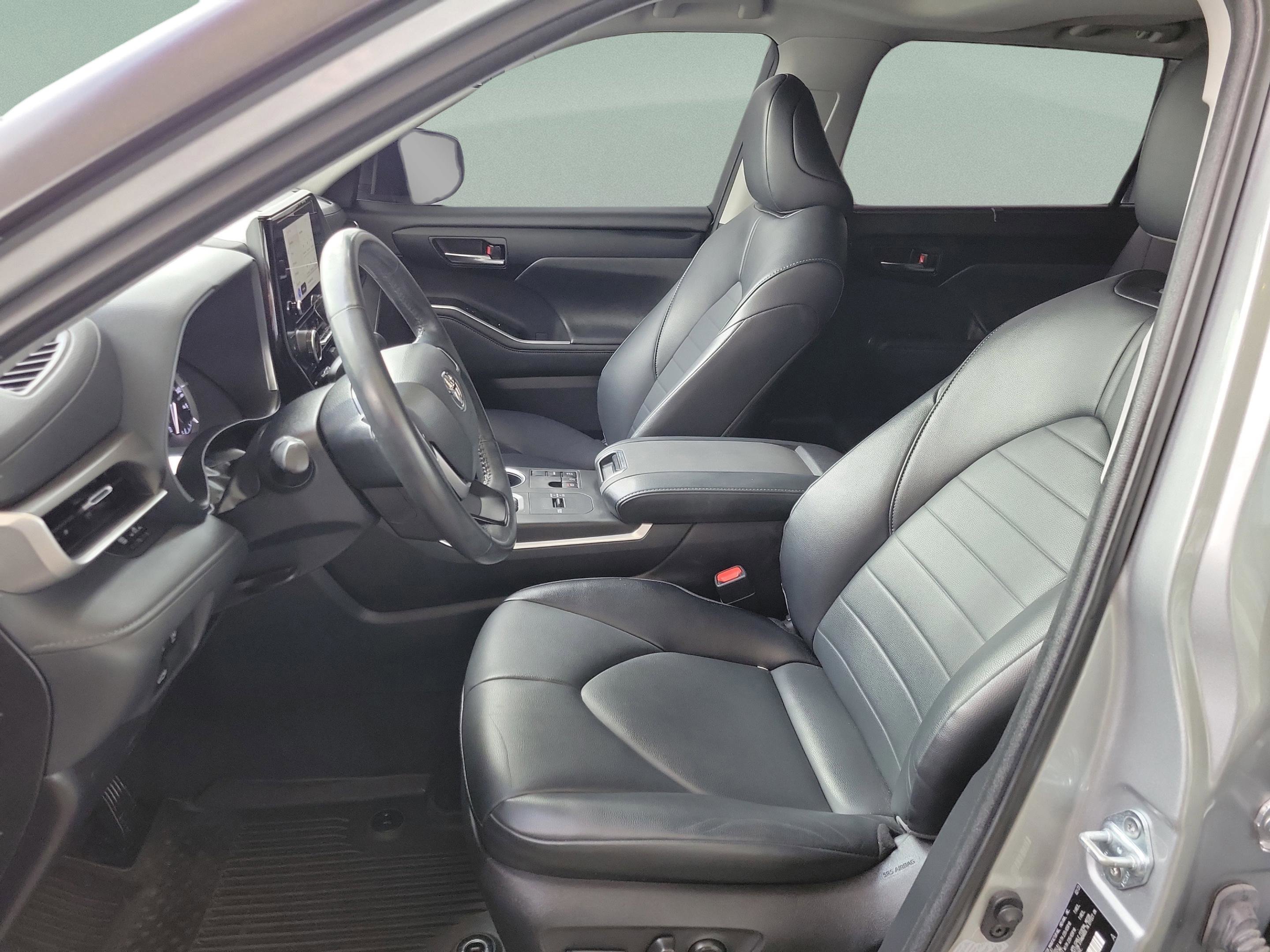Used 2023 Toyota Highlander XLE image 9