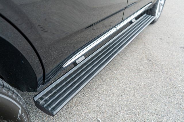 Used 2024 Cadillac Escalade Premium Luxury w/ Performance Package image 15