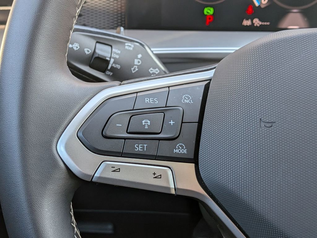 Used 2025 Volkswagen Tiguan SE w/ Panoramic Sunroof Package AWD/4WD image 16