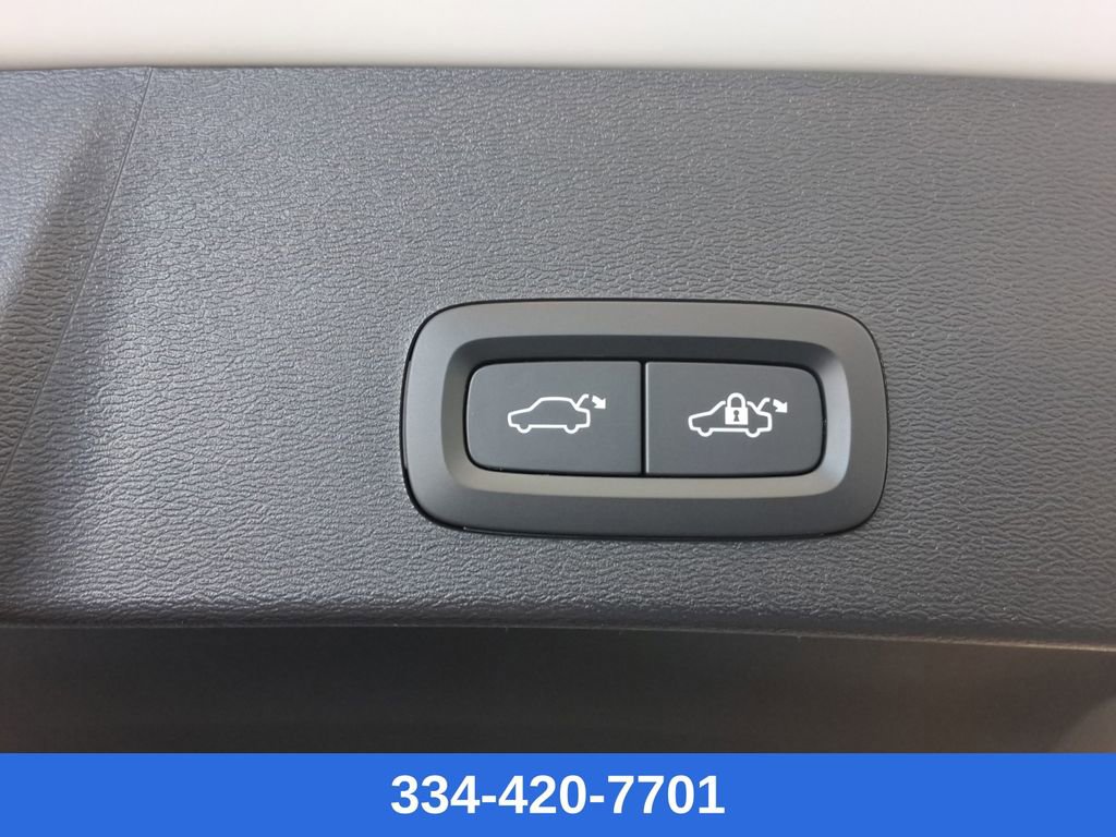 Certified 2023 Volvo XC40 B5 Ultimate w/ Protection Package Premier image 23