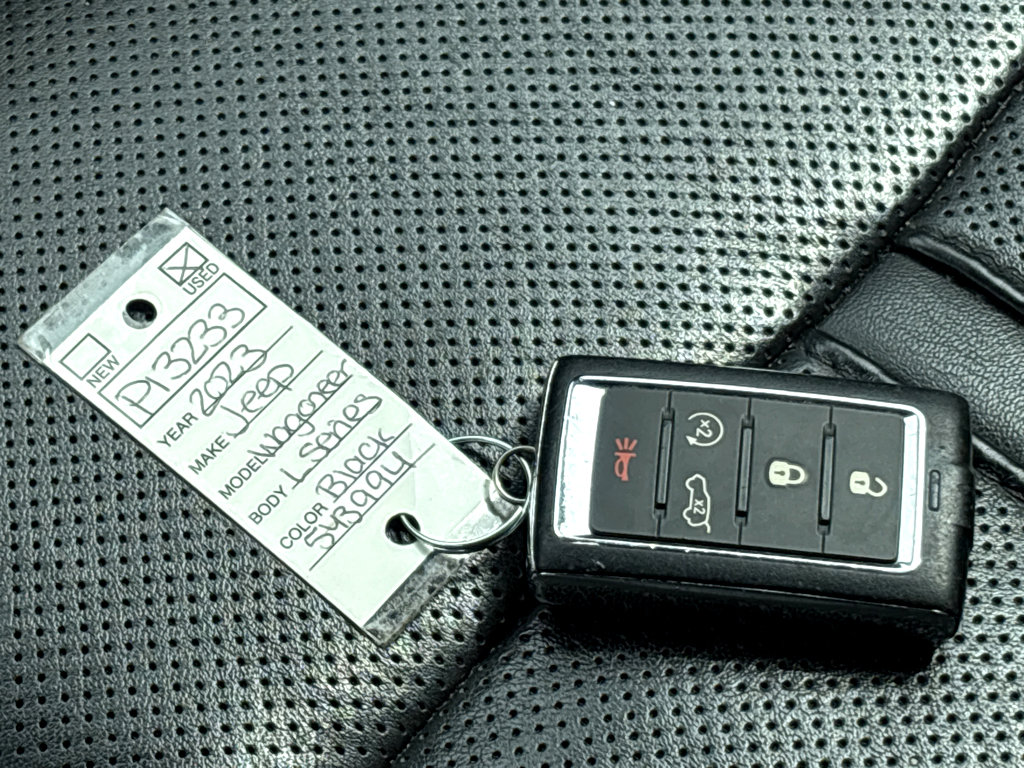Used 2023 Jeep Wagoneer L Series II AWD/4WD image 23