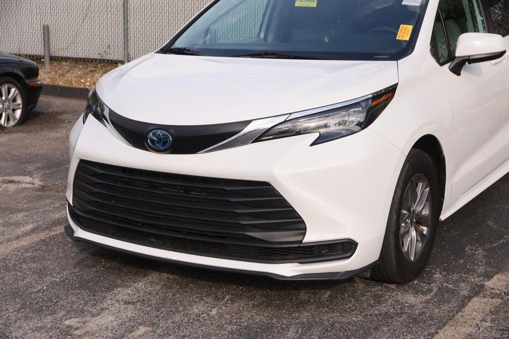 Certified 2024 Toyota Sienna LE FWD image 5