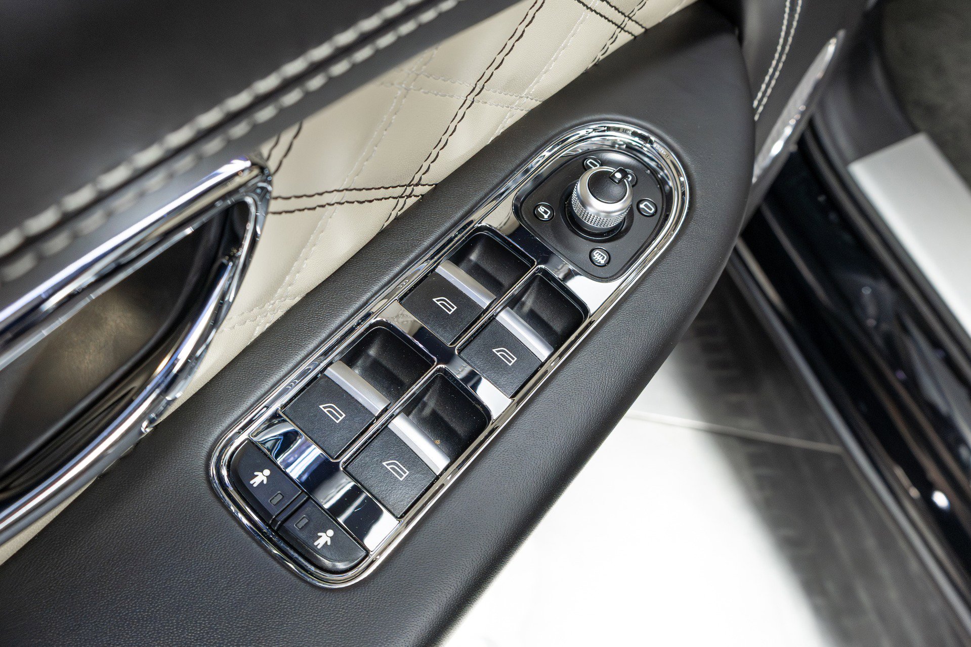 Used 2021 Bentley Bentayga w/ First Edition Specification AWD/4WD image 62