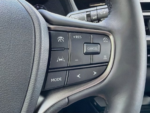 Used 2025 Lexus UX 300h FWD image 38