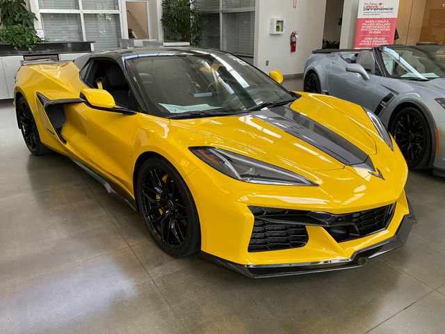 Used 2025 Chevrolet Corvette Z06 RWD image 3