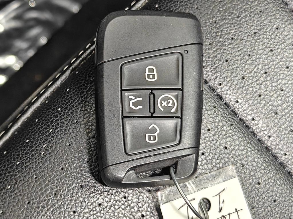 Used 2024 Volkswagen Tiguan SE R-Line image 17