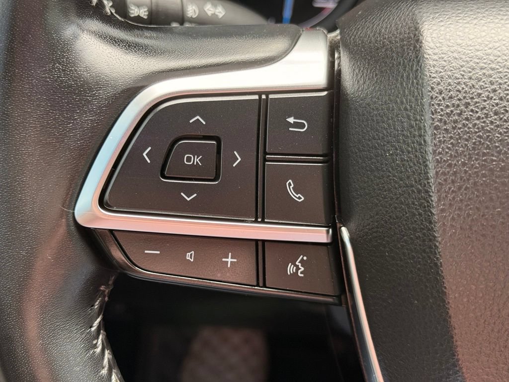 Used 2021 Toyota Highlander XLE AWD/4WD image 32