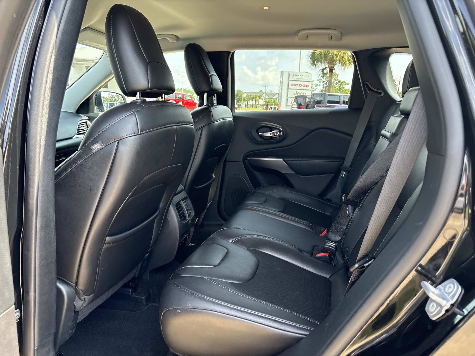 Used 2019 Jeep Cherokee Latitude Plus w/ Comfort/Convenience Group FWD image 15
