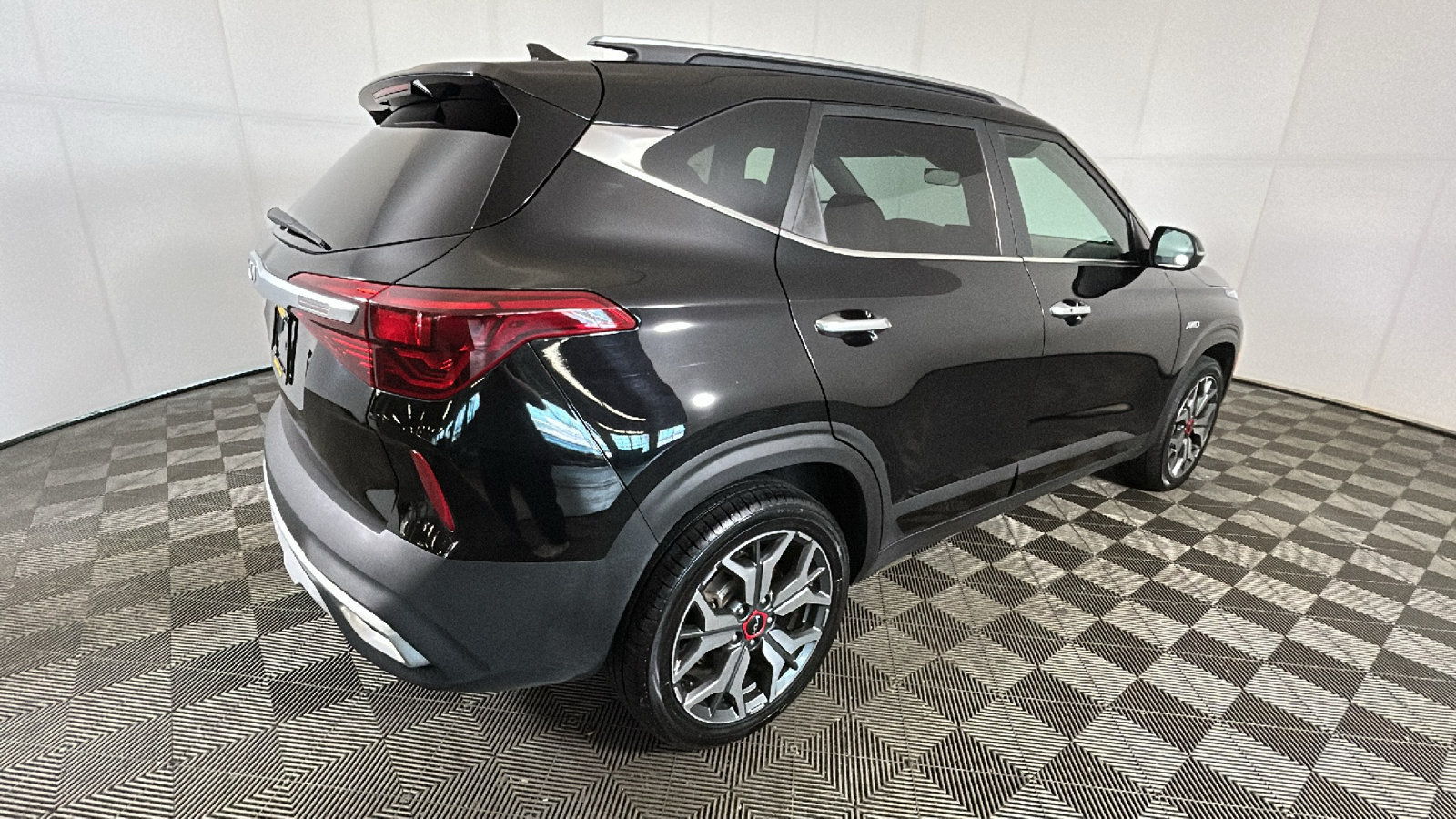 Used 2022 Kia Seltos SX w/ Sunroof Package AWD/4WD image 3