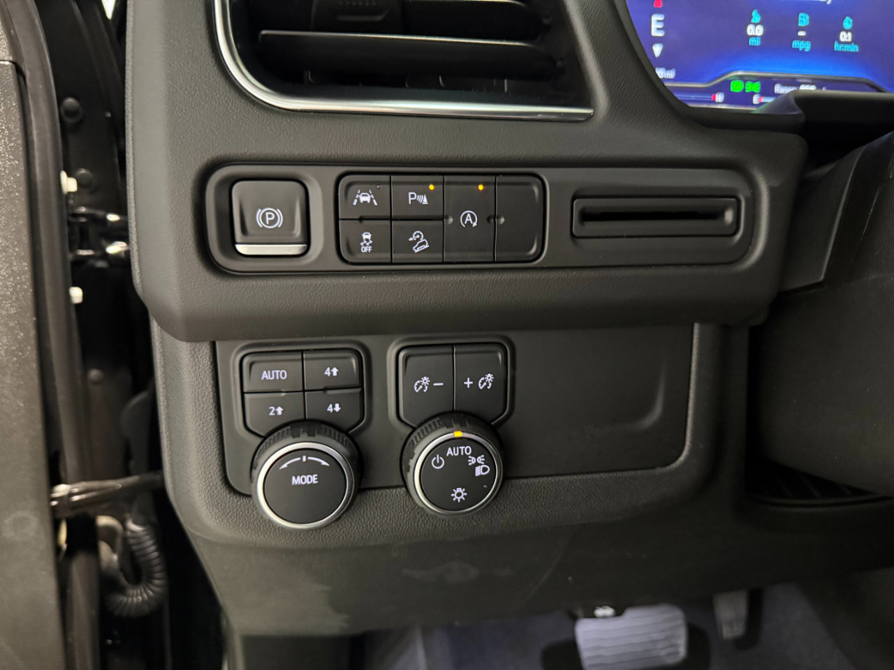 Used 2023 Chevrolet Suburban Premier image 7