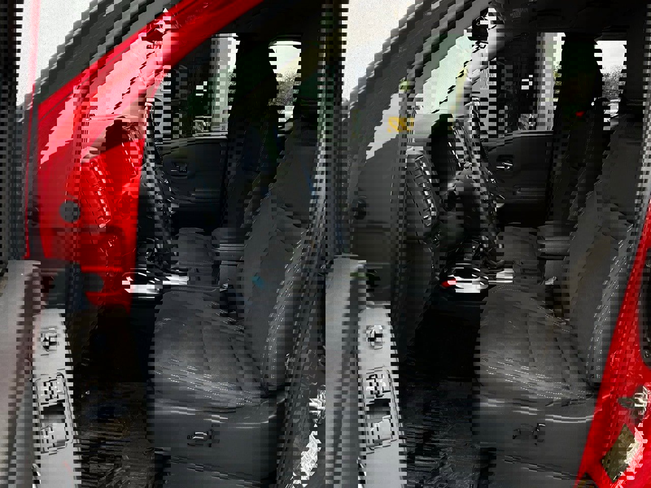 Used 2022 Nissan Frontier SV image 11