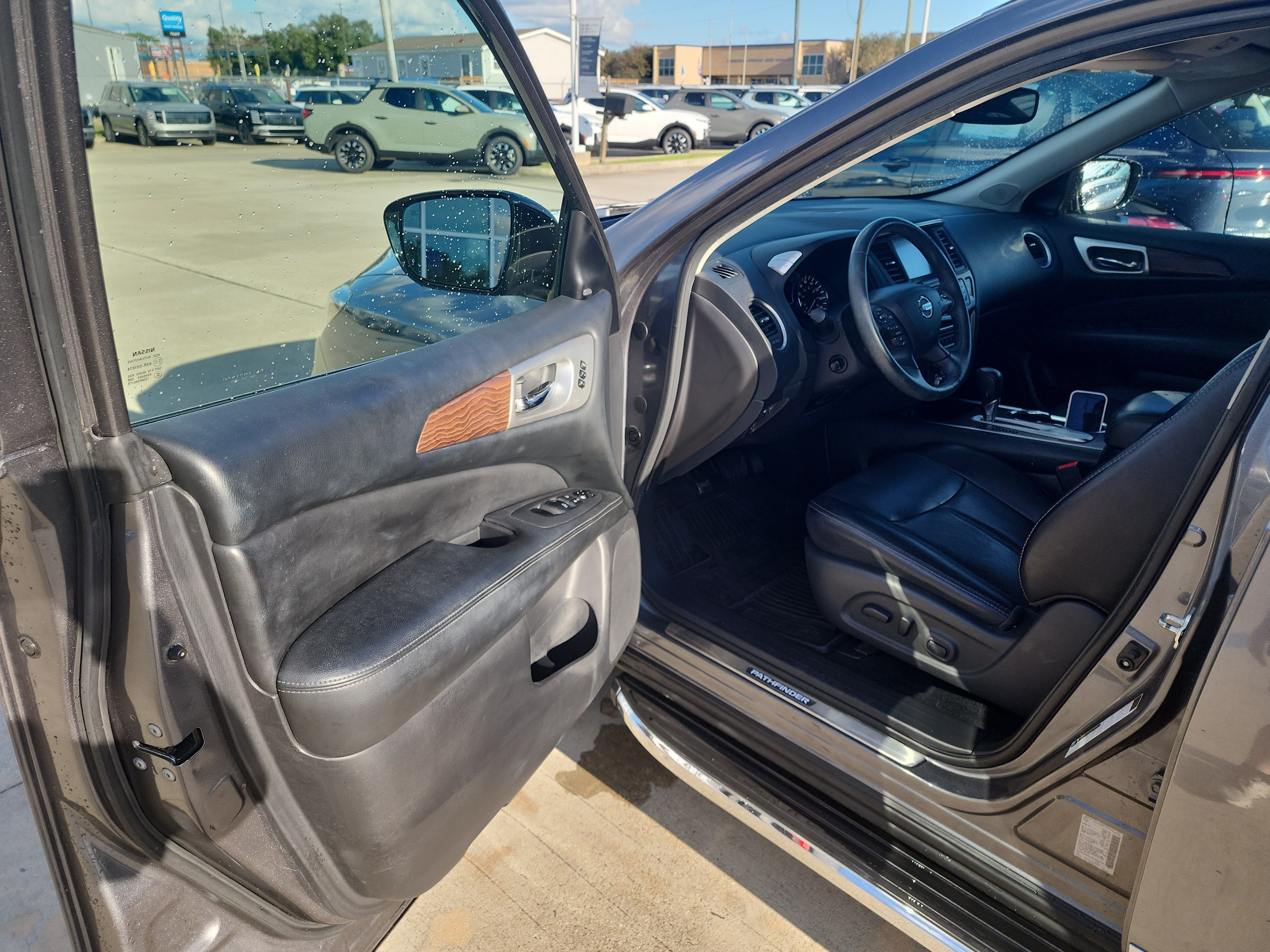 Used 2017 Nissan Pathfinder Platinum w/ Family Entertainment Package FWD image 13
