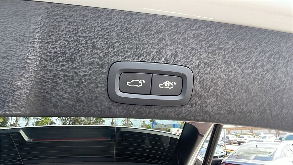 Used 2025 Volvo XC40 B5 Plus image 31