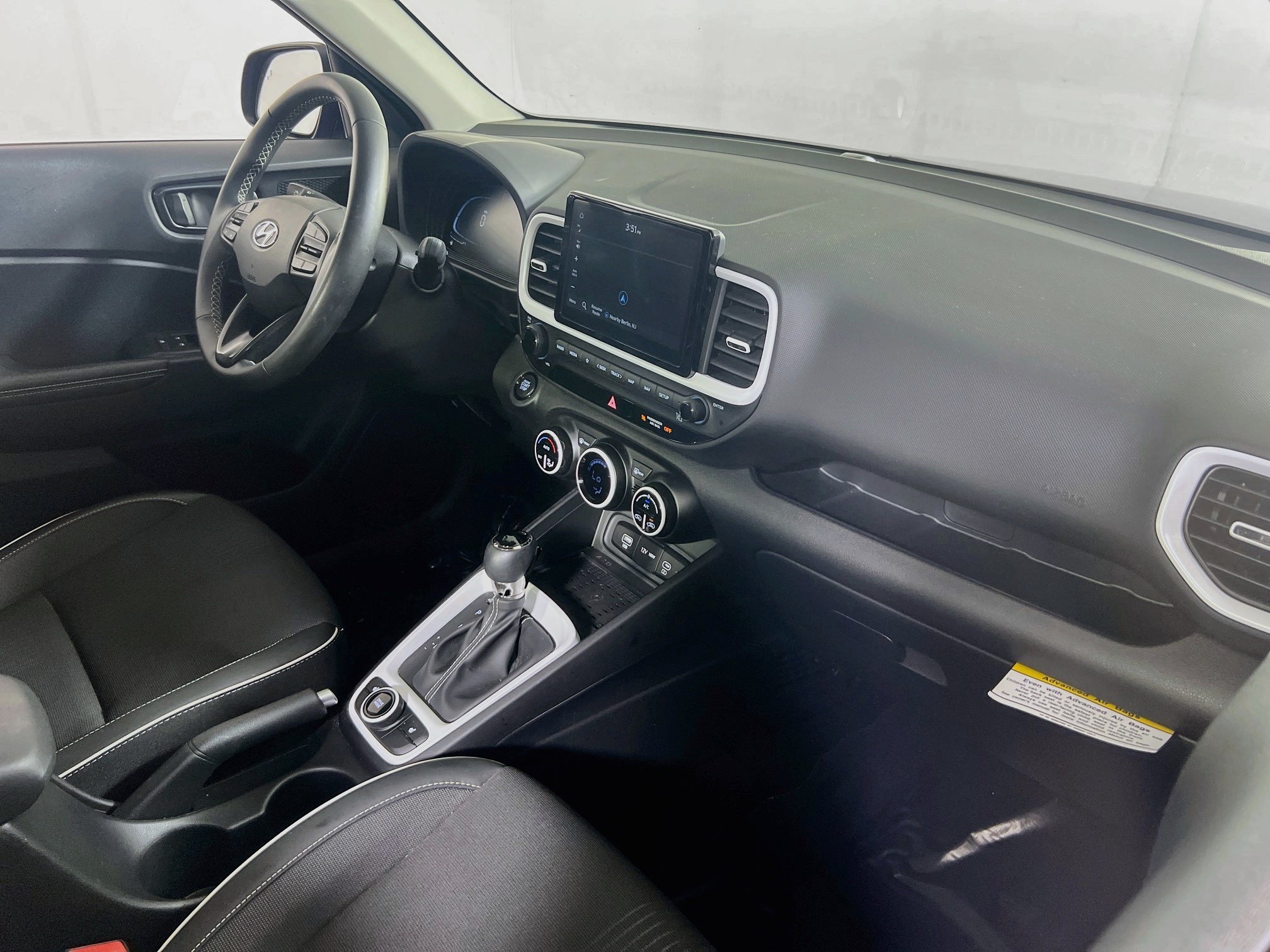 Used 2024 Hyundai Venue Limited FWD image 27