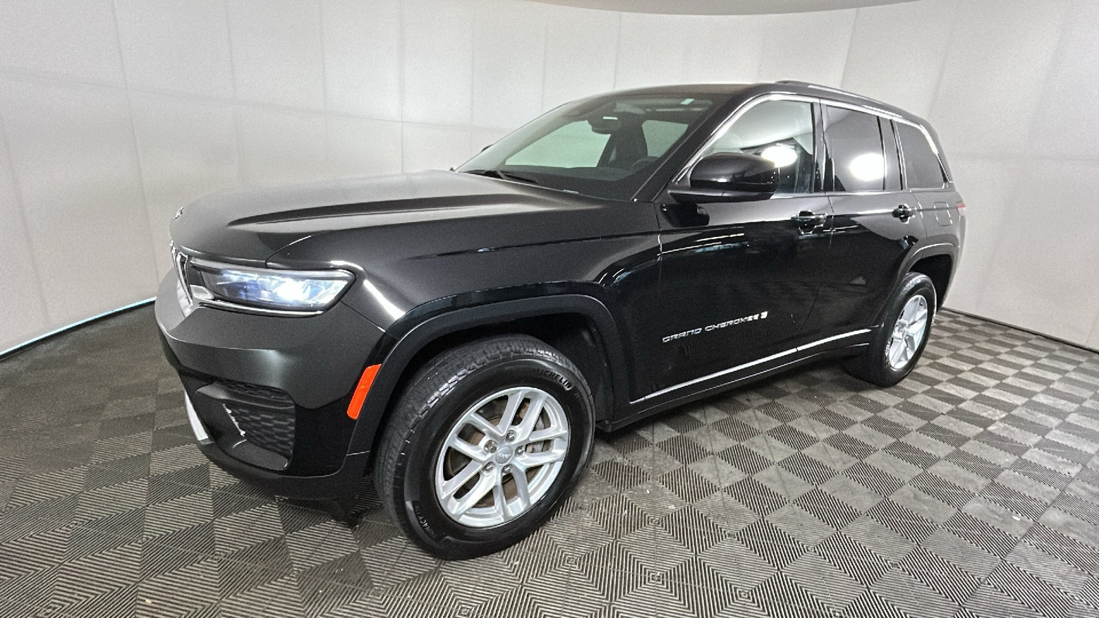 Used 2024 Jeep Grand Cherokee Laredo X AWD/4WD image 8