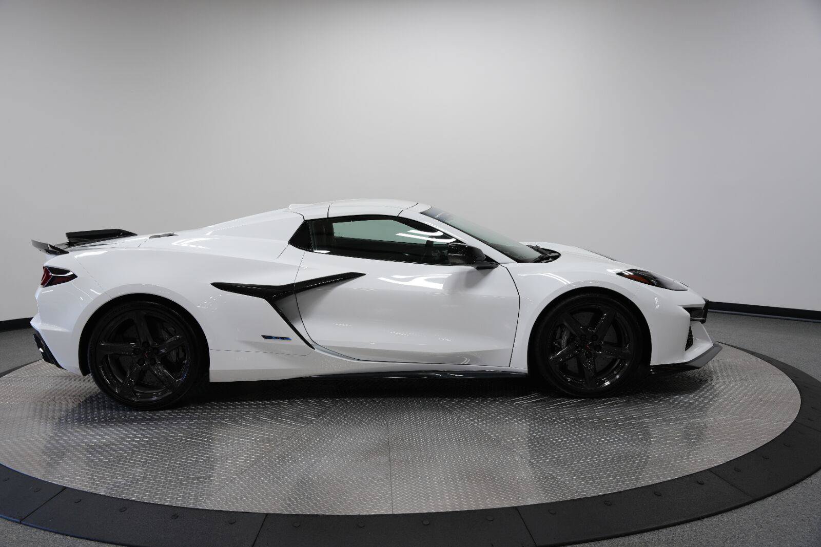 Used 2025 Chevrolet Corvette E-Ray w/ Stealth Interior Trim Package AWD/4WD image 10