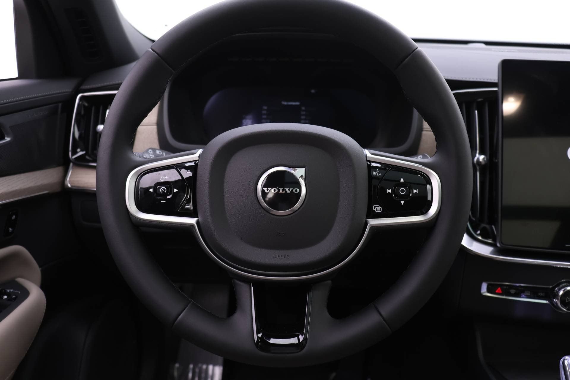 New 2026 Volvo XC90 B6 Ultra w/ Protection Package image 14