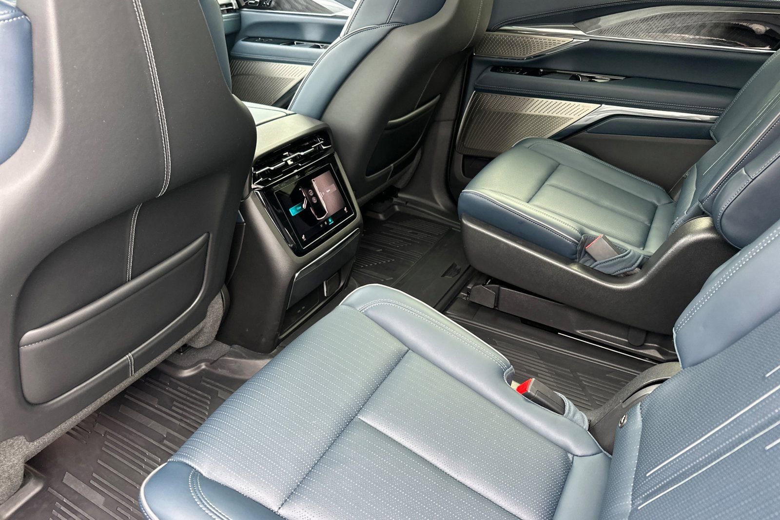 Certified 2026 Cadillac Escalade IQ Sport 2 w/ LPO, ONYX Package AWD/4WD image 14