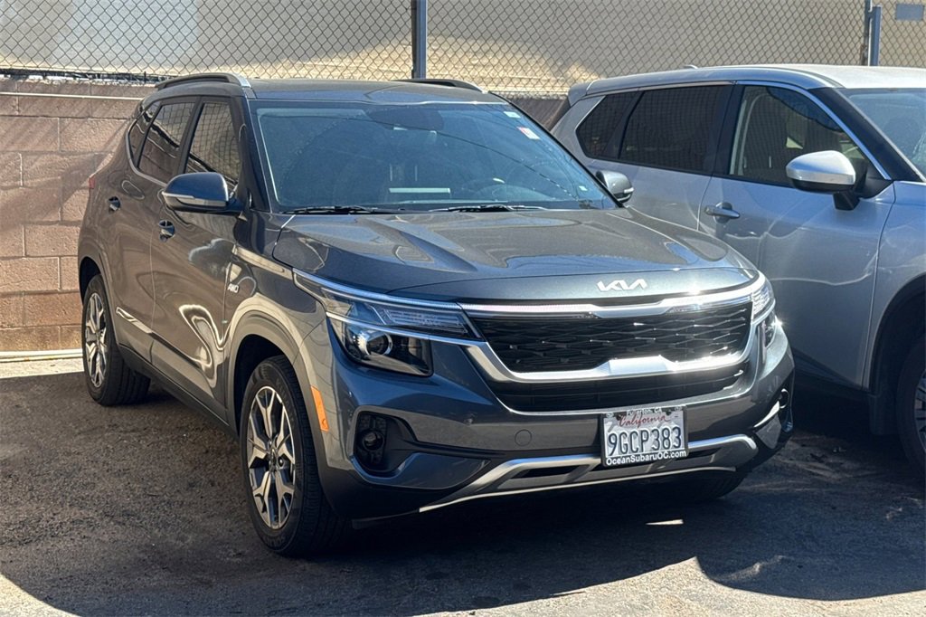 Used 2023 Kia Seltos EX image 2