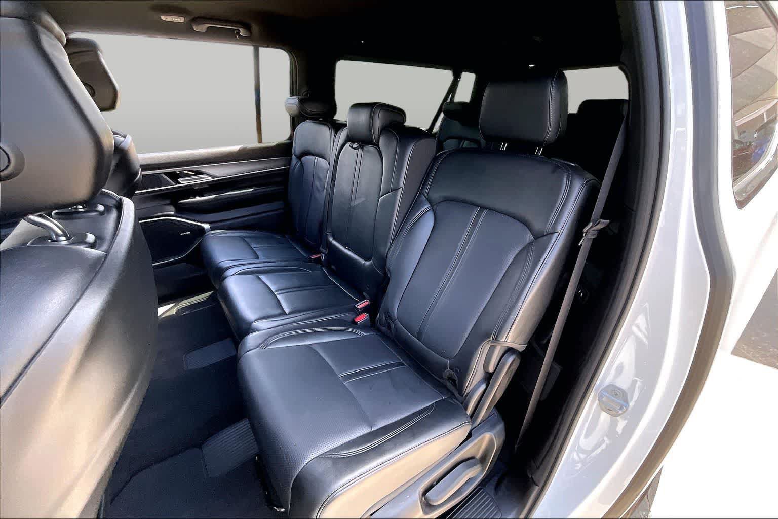 Used 2025 Jeep Wagoneer L Series II w/ 8-pass Seating Package AWD/4WD image 19