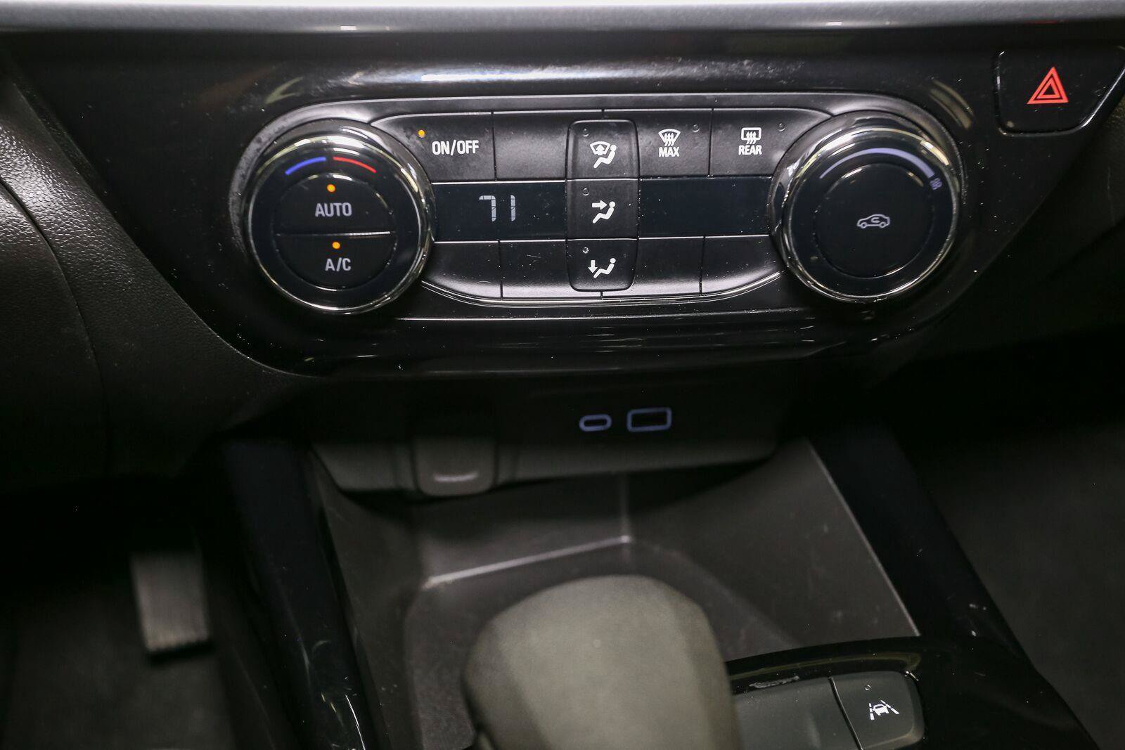 Used 2025 Chevrolet Trax LT FWD image 30