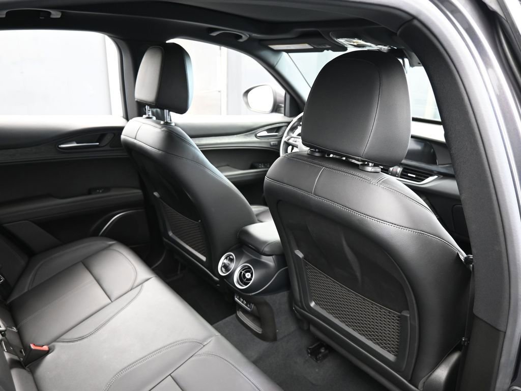 Used 2023 Alfa Romeo Stelvio Sprint image 45