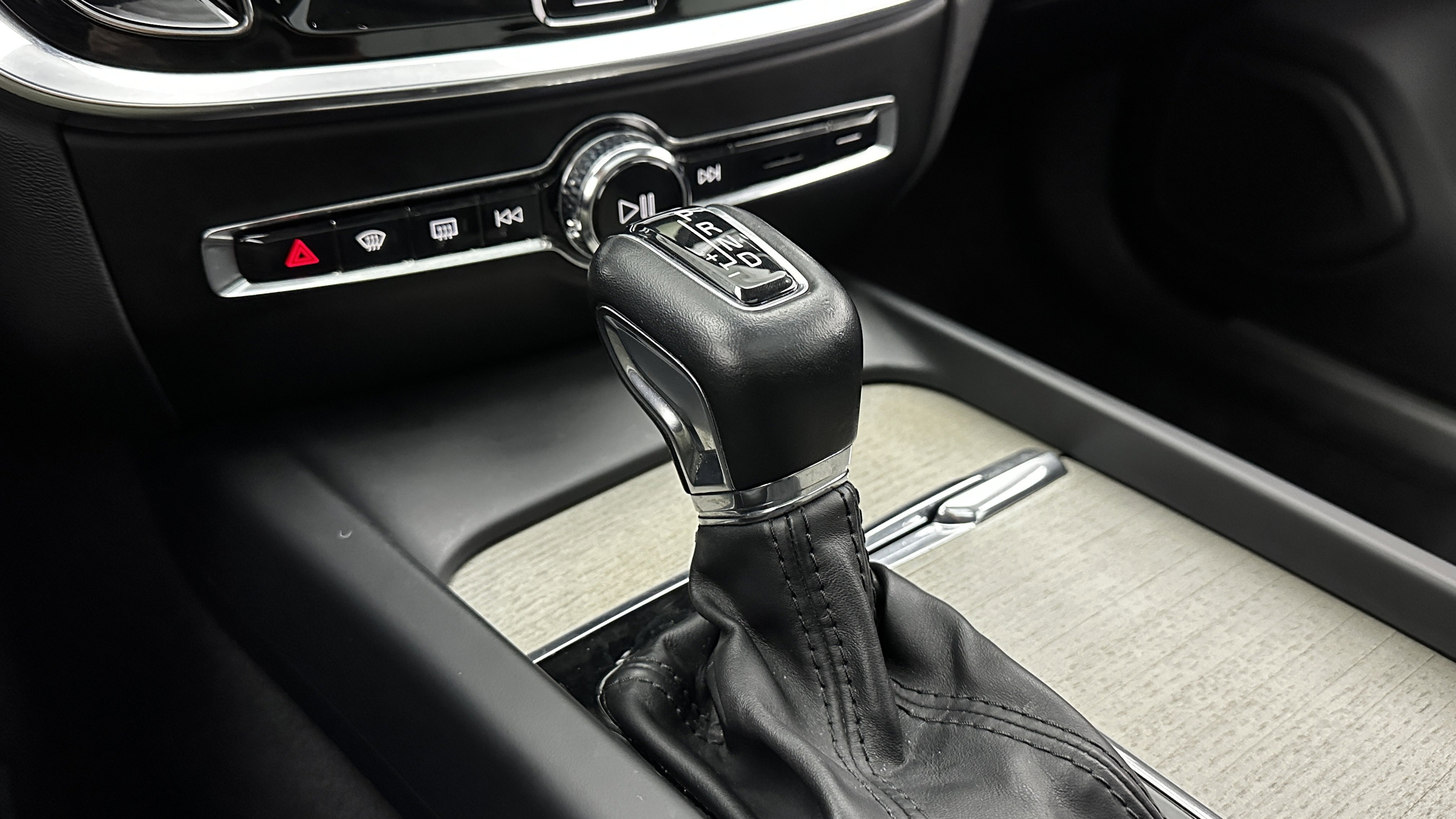 Used 2020 Volvo S60 T6 Inscription w/ Protection Package Premier image 17