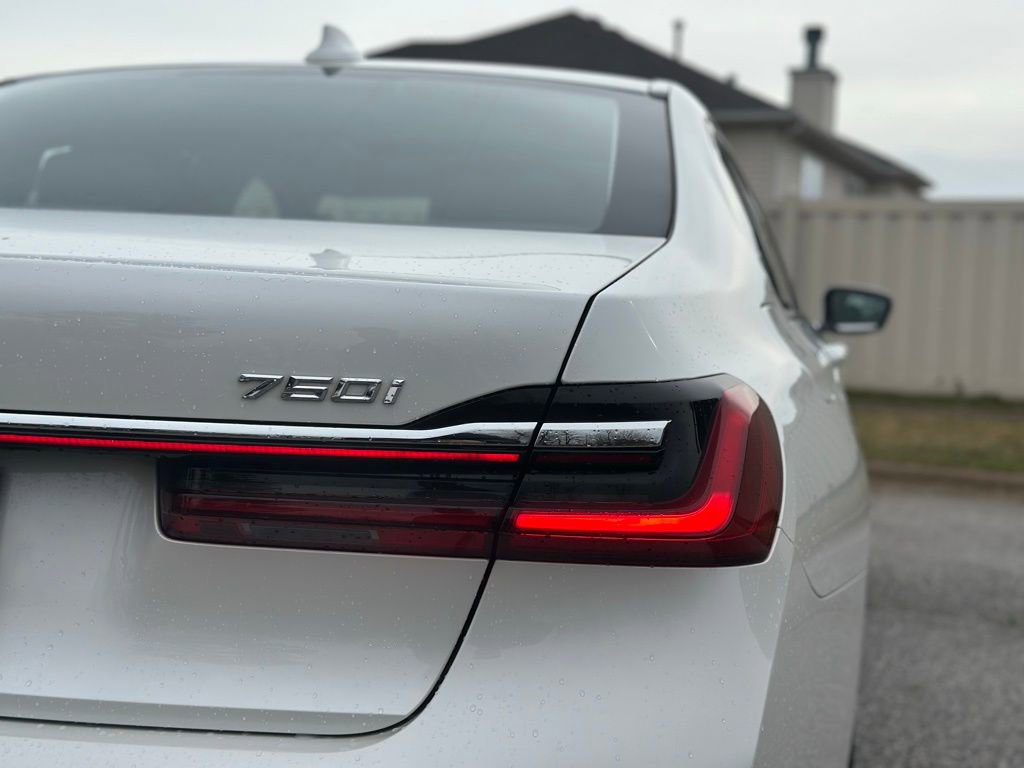 Used 2022 BMW 750i xDrive w/ Autobahn Package image 12