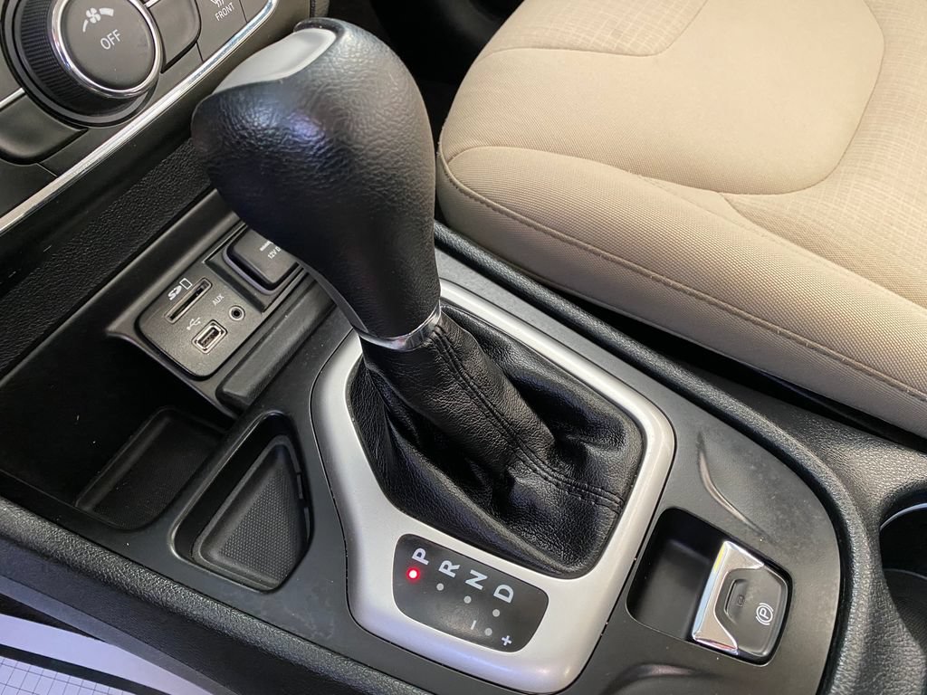 Used 2016 Jeep Cherokee Latitude FWD image 35