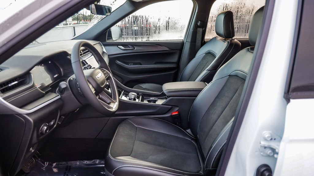 New 2025 Jeep Grand Cherokee Altitude image 18