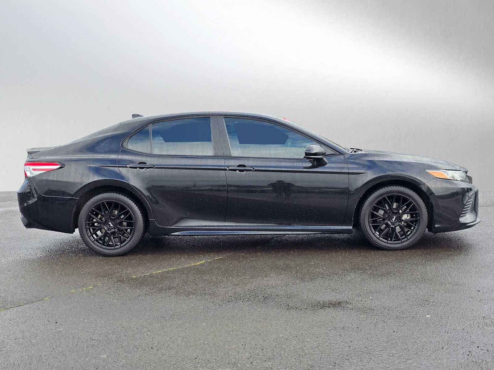 Used 2020 Toyota Camry SE image 2