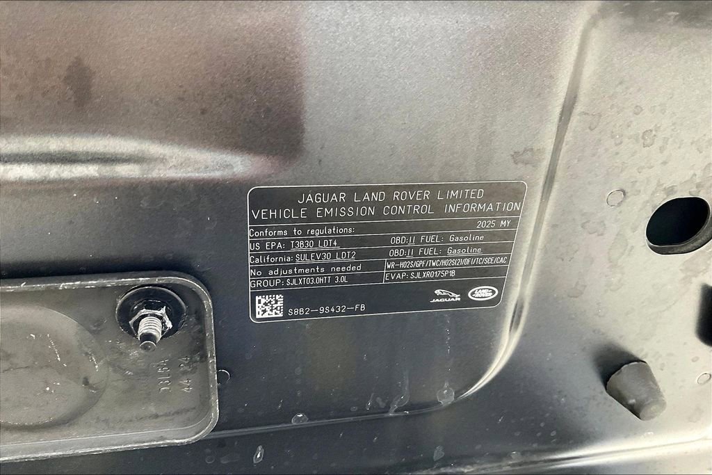 Used 2025 Land Rover Defender 130 X-Dynamic SE image 32